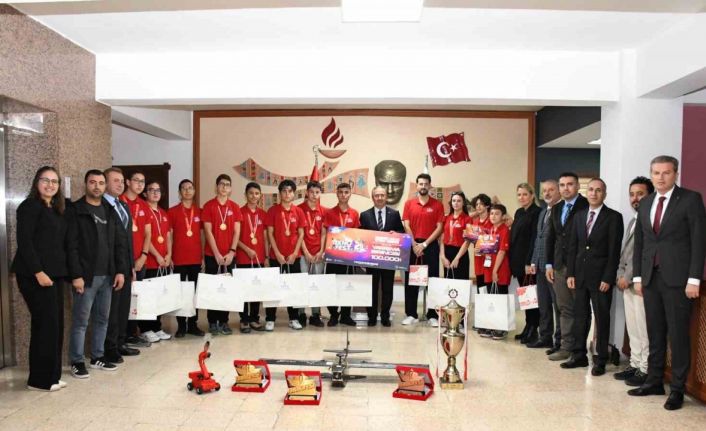 TEKNOFEST şampiyonlarından İl Milli Eğitim Müdürü Aydın’a ziyaret