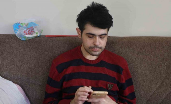 Telefon bağımlısı gençten ailelere tavsiye: "Küçükken çocuklara telefon vermeyin"