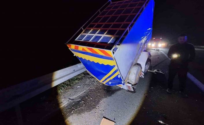 TEM Otoyolu’nda bariyerlere çarpan minibüs ters döndü: 4 yaralı