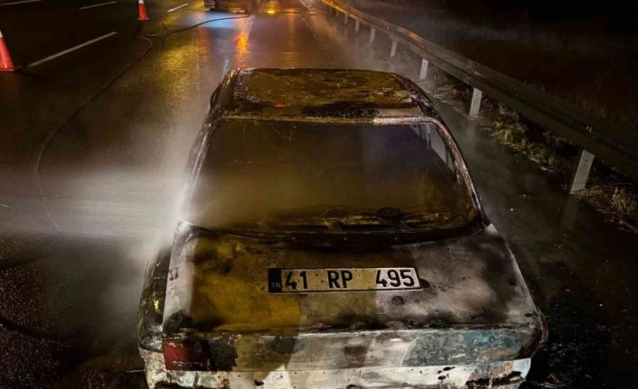 TEM’de seyir halindeki otomobil alev alev yandı