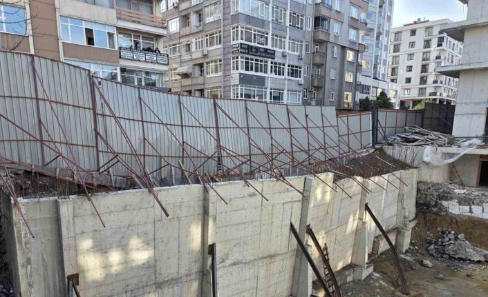 Temel kazısında kaldırım çöktü: Yol yaya ve araç trafiğine kapatıldı