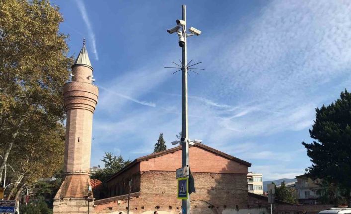 Tepki çeken restorasyon: "602 yıllık minare ayakta, 18 yıllık minare çürüyor"