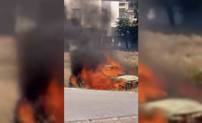 Terk edilmiş otomobil alev alev yandı