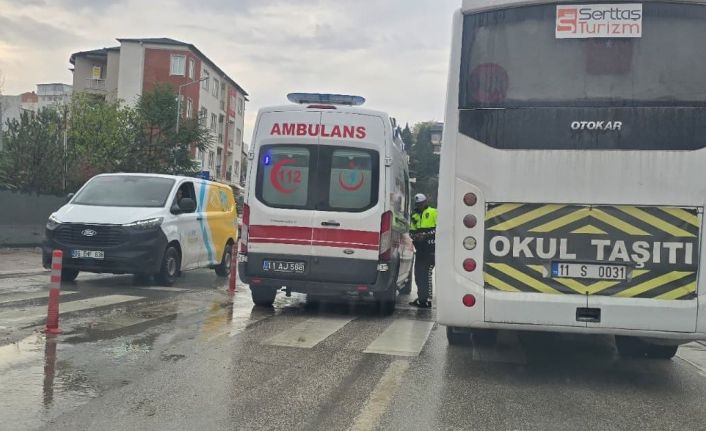 Ters istikamete dönmeye çalışan kamyonete motosiklet çarptı: 1 yaralı