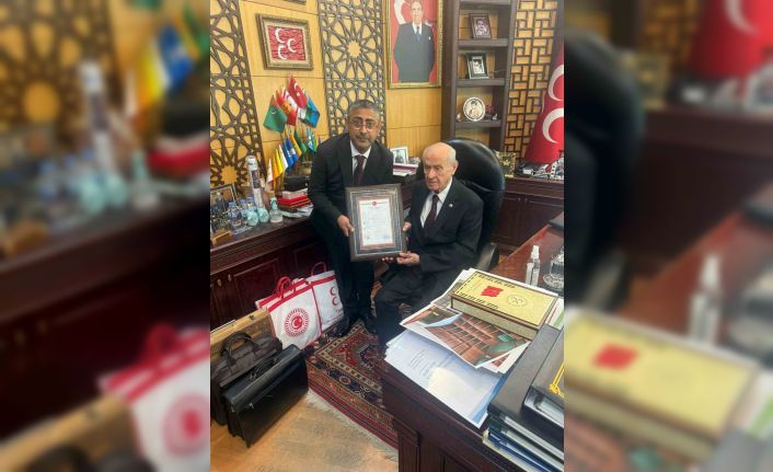 Teşkilat binasının tapusunu Genel Başkan Devlet Bahçeli’ye takdim ettiler