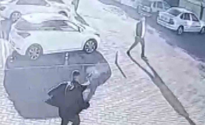 Tetikçinin otobüs firması sahibine silahlı saldırısı kamerada