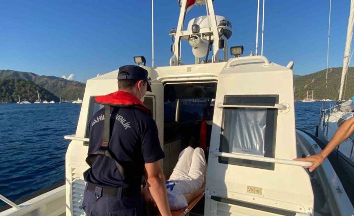 Ticari yatta yaralanan vatandaşa Sahil Güvenlik tıbbi tahliye