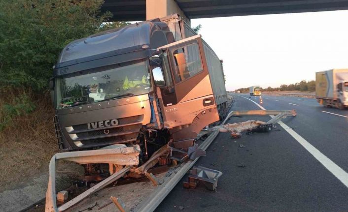Tır, bariyerlere ok gibi saplandı