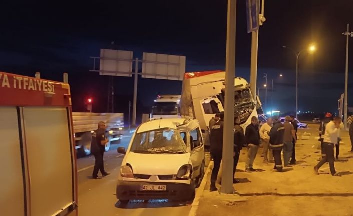 Tır ile hafif ticari araç çarpıştı: 2 yaralı