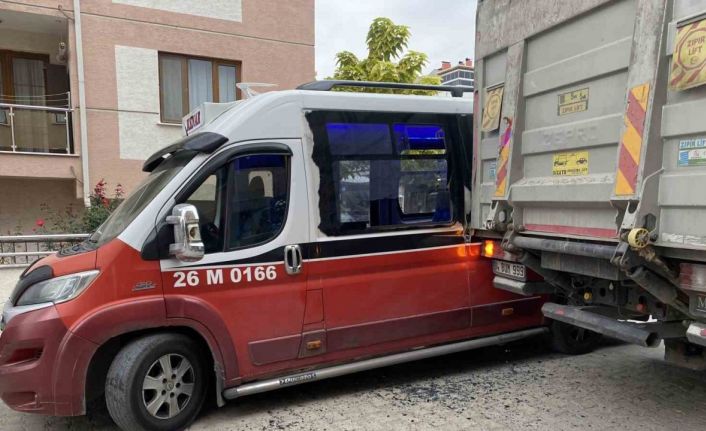 Tır ile minibüsün çarpıştığı kaza maddi hasarla atlatıldı