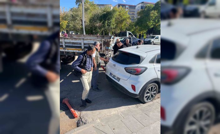 Tırın dorsesi otomobilin teker bölümüne takıldı