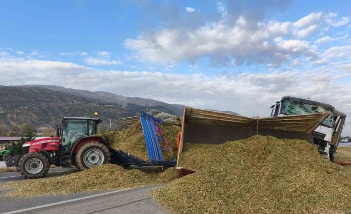 Tırın traktöre çarptığı kazada iki kişi yaralandı