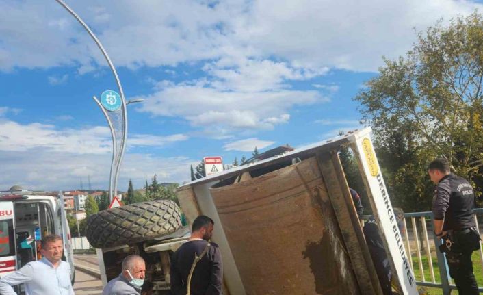 Tırın üstündeki asfalt silindiri yola devrildi: 1 yaralı