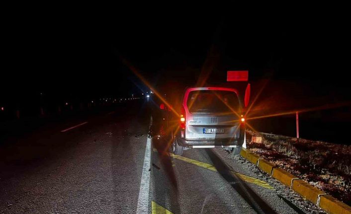 Tırla hafif ticari aracın çarpıştığı kazada 2 kişi yaralandı