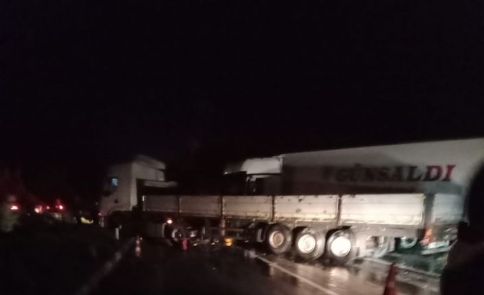 Tırların kazası ucuz atlatıldı