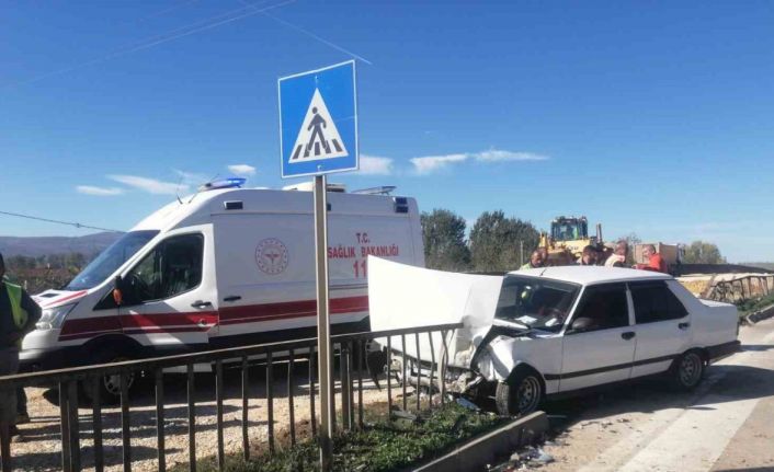 Tokat’ta kaza yapan otomobil bariyere girdi