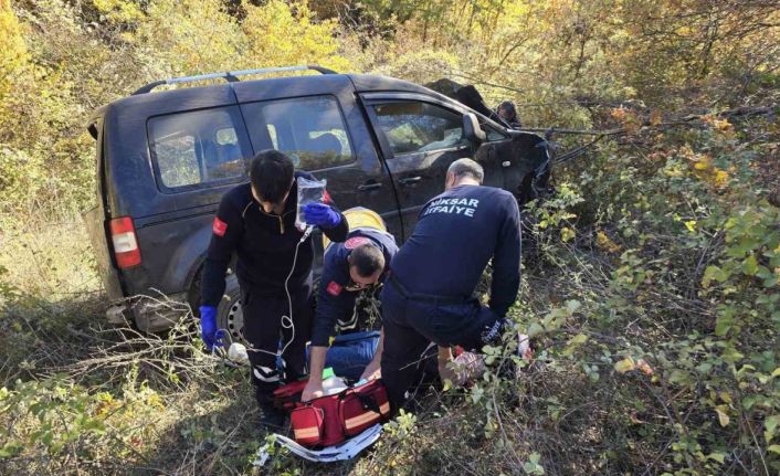 Tokat’ta uçuruma yuvarlanan araçtan 2 kişi sağ kurtuldu