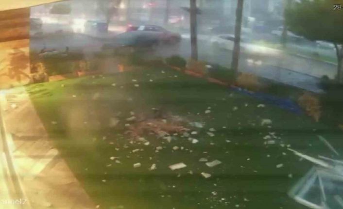 Tonlarca ağırlıktaki çatının fırtınada uçtuğu anlar kamerada