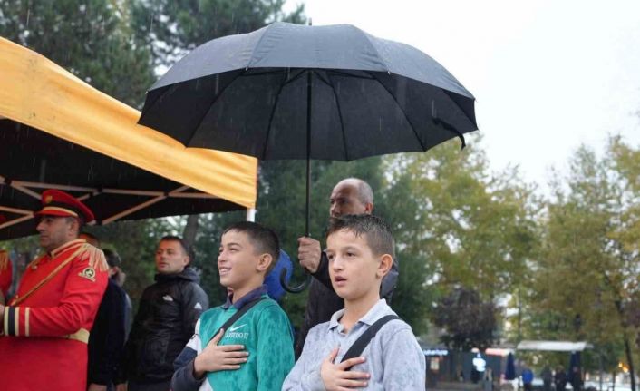 Törende şemsiye çocukları yağmurdan korudu