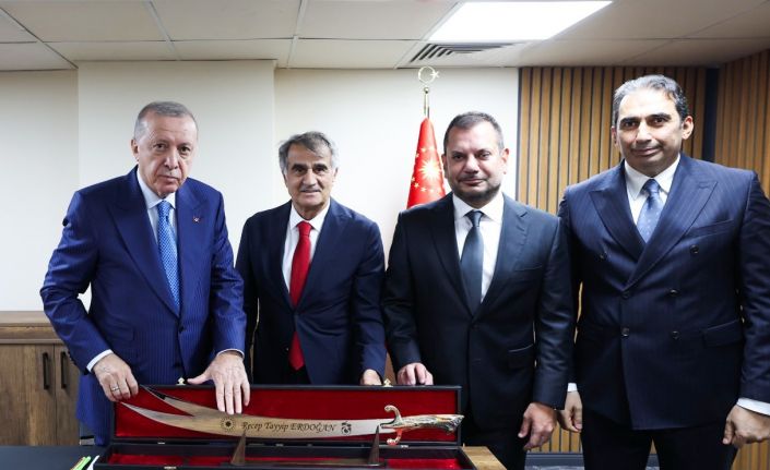 Trabzonspor’dan Cumhurbaşkanı Erdoğan’a Sürmene kılıcı hediyesi