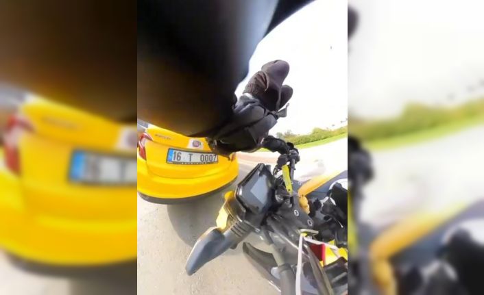 Trafiğin sıkıştığını görmeyen motosikletli, önünde duran taksiye çarptı