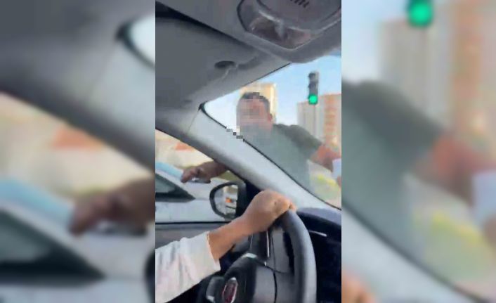 Trafikte tartıştığı kadınların otomobilini yumrukladı