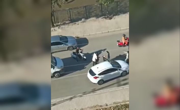 Trafikte yol verme kavgası: Birbirlerine yumrukla saldırdılar, o anlar kamerada