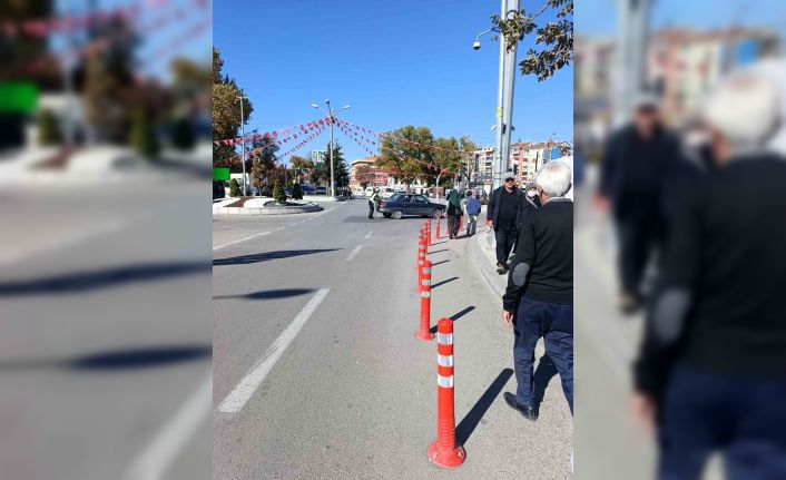 Trafikte yolun ortasında kalan otomobili kadın polis tek başına ittirerek çalıştırdı
