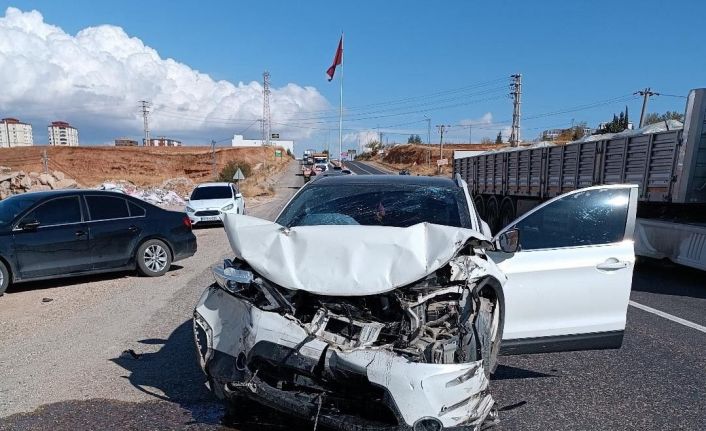 Traktör ile otomobil çarpıştı: 4 yaralı