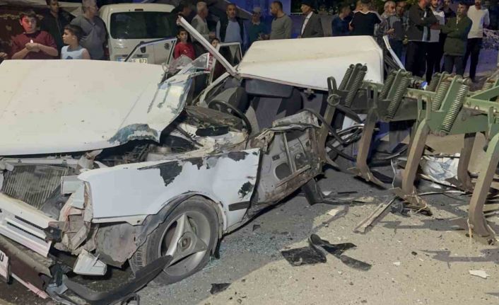Traktör pulluğu çarptığı otomobili adeta parçaladı: 1 ağır yaralı