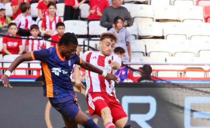 Trendyol Süper Lig: Antalyaspor: 0 - RAMS Başakşehir: 2 (İlk yarı)