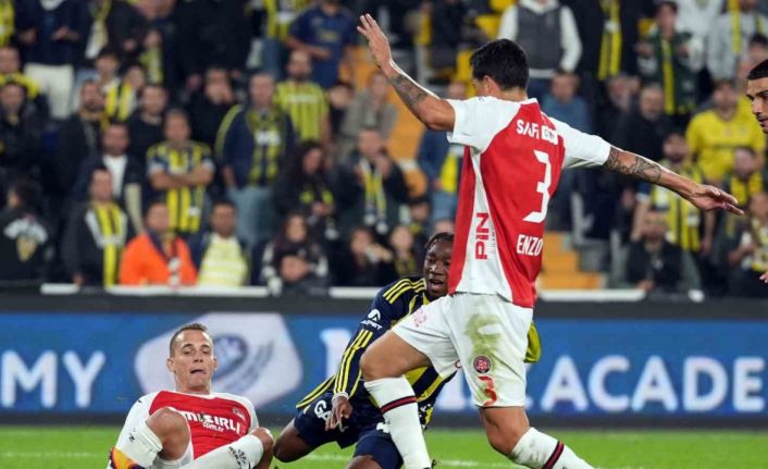 Trendyol Süper Lig: Fenerbahçe: 2 - Fatih Karagümrük: 0 (İlk yarı)
