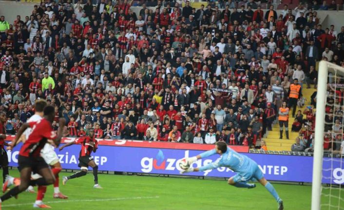 Trendyol Süper Lig: Gaziantep FK: 3 - Antalyaspor: 0 (İlk yarı)