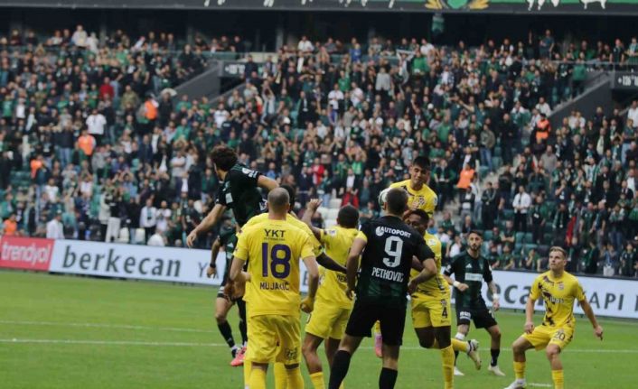 Trendyol Süper Lig: Kocaelispor:0 - Eyüpspor: 0 (İlk yarı)