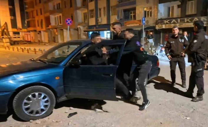 Tükürük yüzünden kavga çıktı, alkollü şahsı yakınları bile sakinleştiremedi