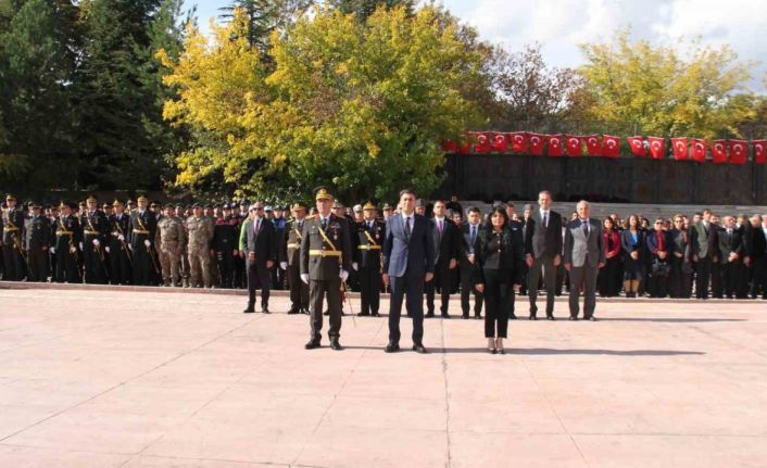 Tunceli’de Cumhuriyet Bayramı kutlamaları çelenk sunma töreni ile başladı