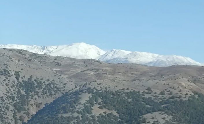 Tunceli’de Kırklar Dağı’na mevsimin ilk karı düştü