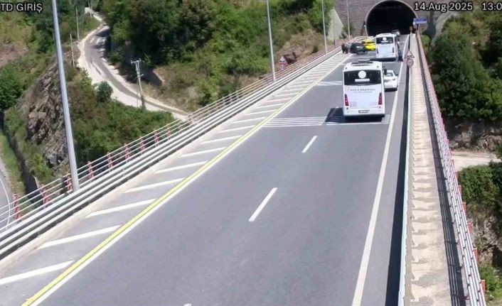 Tünel çıkışında geri manevra yapan halk otobüsü kazaya yol açtı