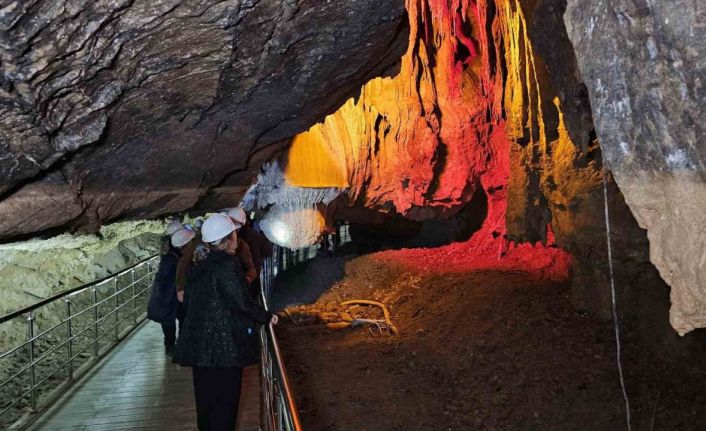 Turistik Karaelmas Ekspresi yolcularını Madenci Korosu karşıladı