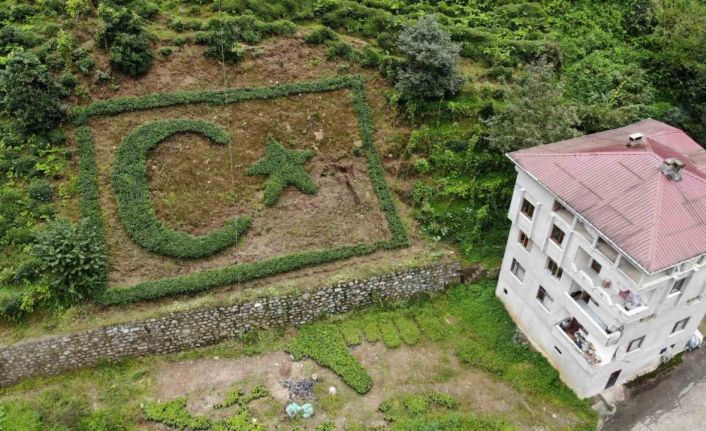 Türk bayrağını çay bitkisiyle ince ince bahçesine işledi