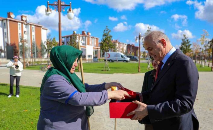 Türk bayrağını yere düşürmemek için gösterdiği duyarlılık yürekleri ısıttı