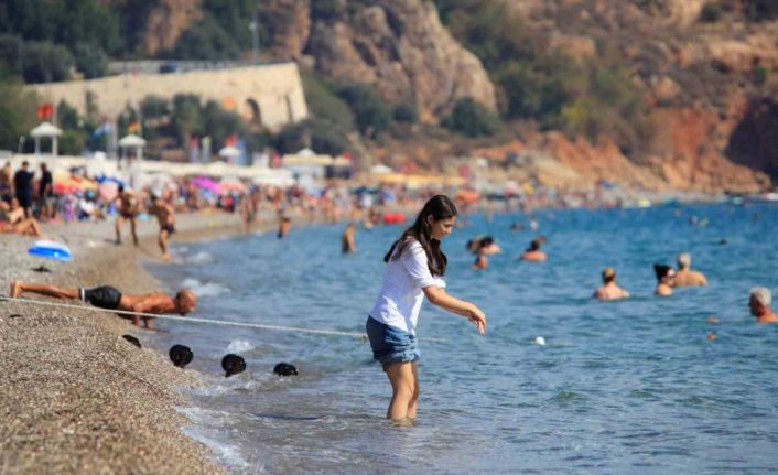 Türkiye kışı yaşarken, Antalya’da yazdan kalma günler devam ediyor