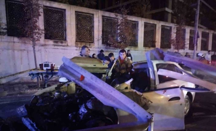 Ümraniye’de kontrolünü kaybeden otomobil bariyere girdi: 1 ölü