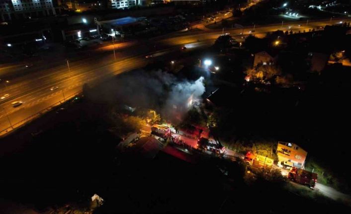 Ümraniye’de korkutan çatı yangını