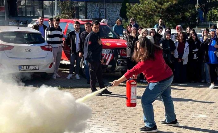 Üniversite öğrencileri yangına karşı tatbikatla bilinçlendirildi