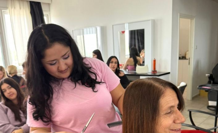 Üniversite öğrencilerinden kanserle mücadele eden kadınlara moral desteği