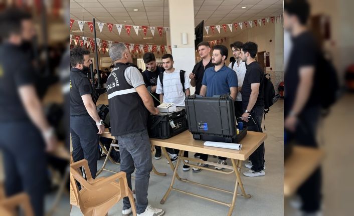 Üniversite öğrencilerine polisten bilgilendirme