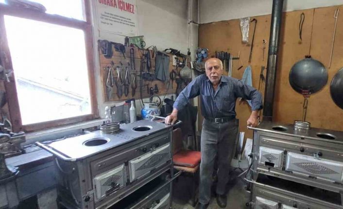 Unutulmaya yüz tutan meslek ustası. Yaptığı sobalarla içleri ısıtıyor