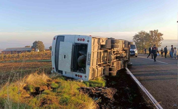 Uşak’ta tarım işçilerini taşıyan midibüs yan yattı: 23 yaralı