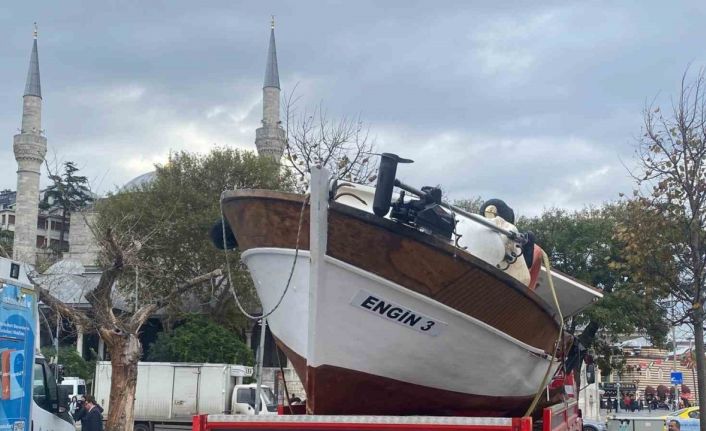 Üsküdar’da yolcu motoru balıkçı teknesine çarptı